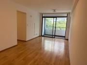 Departamento en alquiler con balcón y cochera en eje...