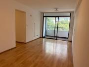 Departamento en alquiler con balcón y cochera –...