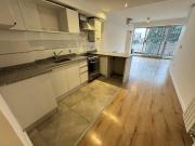 Departamento con balcon al frente en alquiler con cochera