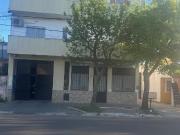 Departamento en segundo piso por escalera, con un...