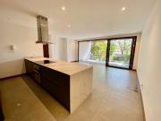 Departamento en Venta con Balcón en Excelente Edificio y...