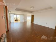 Departamento en venta de cuatro dormitorios, oficina y...