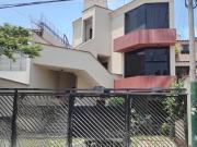 “Departamento Espacioso Con Excelente Ubicación En Surco”