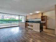 Departamento impecable con salida a jardín en Barrio Los...