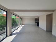 Departamento moderno con balcón y vista a muro verde en...