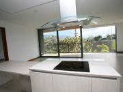 DEPARTAMENTO MODERNO EN VENTA EN CUMBAYÁ – DISEÑO Y CONFORT