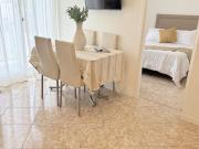 Departamento monoambiente al frente con balcón, zona Centro