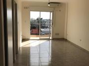 Departamento monoambiente con cochera sobre Alvear en...