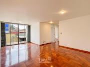 Departamento Renovado en Primer Piso con Patio y Cochera...