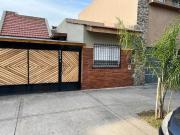 Departamento tipo casa 3 ambientes, con patio, cochera,...