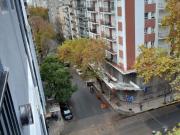Departamento un amviente a la calle con balcon,...
