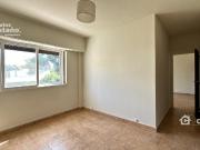 Depto. 2 Amb. Luminoso en Primer Piso por Escalera, a...