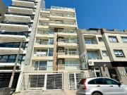 Depto 2 ambientes con balcon saliente y vista al mar. A...