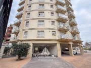 Depto 3 amb. al frente con balcón. Cochera cub. y...