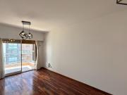 Depto al frente de 2 amb en alquiler con balcon