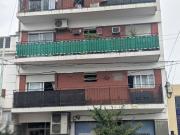 Depto en alquiler: 2 amb. Muy lum. Placard en el hall de...