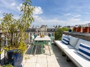 Dernier étage rénové avec terrasse Dernier étage rénové avec terrasse