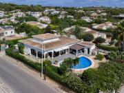 Descubra esta acogedora villa de estilo tradicional en...