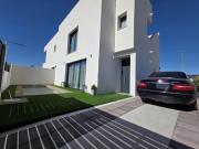 Descubra esta villa independiente de diseño...