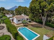 Descubra esta impresionante villa de estilo tradicional...