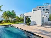 Descubra la elegancia mediterránea en esta villa...