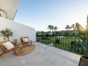 Descubra la refinada vida moderna en esta casa adosada...