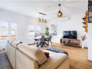 Descubra o Seu Refúgio Familiar: Moderno T2 com Varanda...