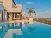 Descubre esta espectacular villa de diseño moderno y...