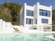 Descubre esta impresionante villa de estilo ibicenco con...