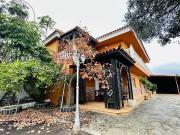 Descubre este encantador chalet que combina comodidad y...