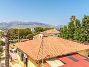 Descubre este encantador chalet totalmente reformado, a...