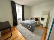 Descubre la elegancia del Art Decó en este encantador...