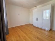 Descubre la elegancia del Art Decó en este encantador...