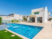 Descubre las exclusivas villas en venta en Orihuela, un...
