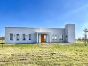 Descubre tu nueva casa en el campo en Zapiola, Lobos