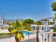 Descubre un chalet pareado exclusivo en San Pedro de...