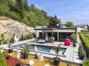 Design trifft Weitblick: Moderner Bungalow mit Pool in...