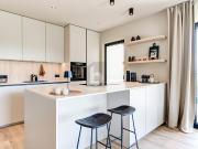 DESIGNBUNGALOW MIT SONNIGEM POOL UND HOCHWERTIGSTER...