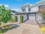 Stylish 3 Bedroom Townhouse in Peaceful Over 55s...