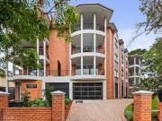 DESIGNER 3 BEDROOM FAMILY SIZED APARTMENT WITH 2...