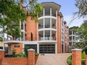 DESIGNER 3 BEDROOM FAMILY SIZED APARTMENT WITH 2...