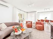 DESIGNER 3 BEDROOM FAMILY SIZED APARTMENT WITH 2...