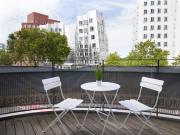 Designer apartment in a prime location. Opposite the...