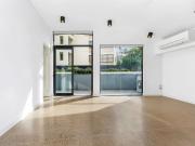 Designer Apartment in Ultra Convenient Location