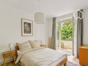 Designer Apartment with Balcony – Urban Oasis in...