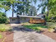 DESIGNER HOME, AMPLE PARKING SPACE & COMPLETELY UPDATED!...