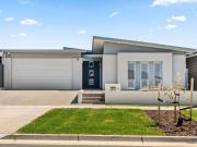 Designer Sophistication by the Sea: A Gallery Living...