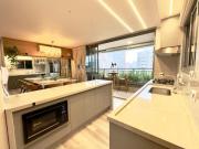 Deslumbrante apartamento, mobiliado, alto padrão, com 3...