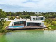 Deslumbrante Moradia Contemporânea em frente da Lagoa |...