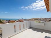 Deslumbrante Moradia Geminada Renovada de Três Pisos com...